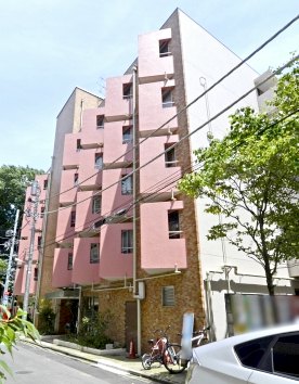 アドス御苑マンション_外観2｜アドス御苑マンションは昭和４９年築、５階建てのマンションです。新宿御苑に隣接していて、千駄ヶ谷門から徒歩５分です。山手線「代々木」駅、「新宿」駅、総武線「千駄ヶ谷」駅が徒歩圏内です。