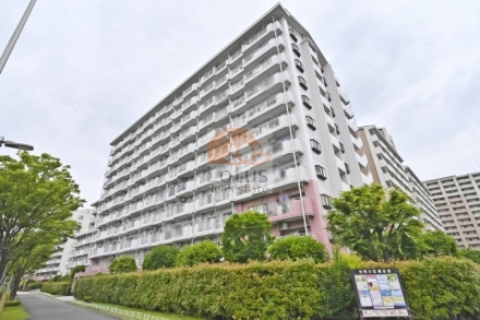 けやき通り北９番館の外観。白を基調とした清潔感ある外観と整った植栽が好印象を与える佇まいです。11階建・総戸数120戸のスケールが安心の暮らしを支えます。けやき通り北九番館は平成４年築、11階建てのマンションです。敷地内には駐車場、駐輪場、バイク置き場があります。