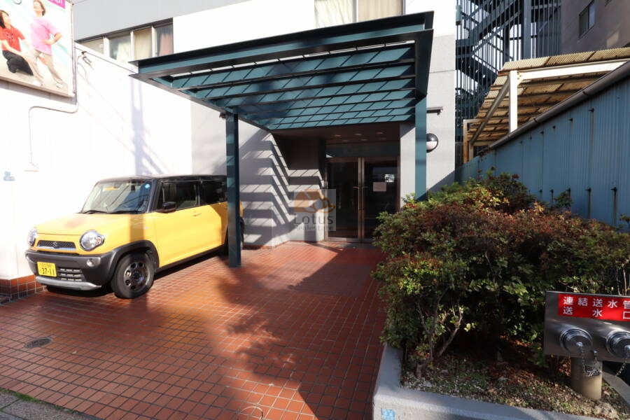 タック曳舟エントランス｜エントランスは奥行きがあり、車いすやベビーカーでもスムーズに出入りできそうです。
