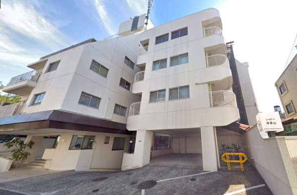 シャトー南青山外観２｜シャトー南青山は昭和５０年築、７階建てのマンションです。思店参道駅から徒歩５分圏内です。区立南青小学校の隣です。