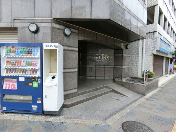 アルカーデンシティリンクス新宿外観共用部3｜エントランスです。いささか騒々しい場所かもしれませんが、賑わいがあるロケーション、利便性などは光っていると思います。視認性も良好です。