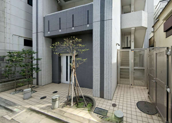 ダイナシティ台東三ノ輪外観２｜南千住駅も徒歩圏内です。南千住駅前には商業施設ララテラス南千住があり、飲食店も複数あります。