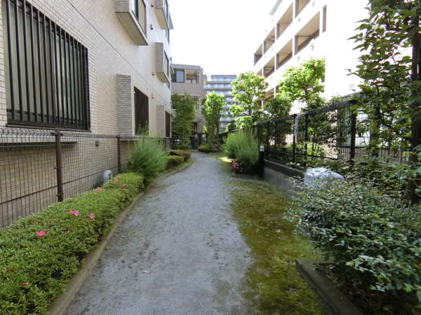 ライオンズガーデン西葛西第２外観8｜併設の提供公園があります。建物の中に設置されていますが行動からもアプローチできます。