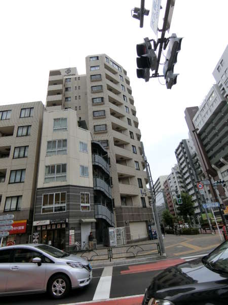 アルカーデンシティリンクス新宿外観共用部2｜アルカーデンシティリンクス新宿の外観です。平成１２年８月築、１２階建てのマンションです。現地はちょうど大久保２丁目の交差点に面したところ、東新宿駅とは対角のところにあります。