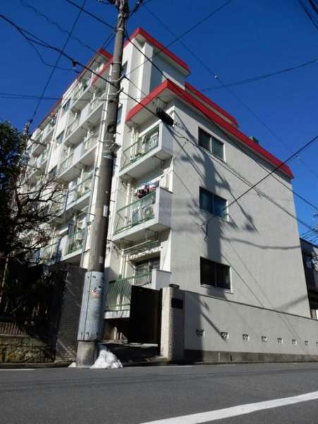 中野坂上ローヤルコート_外観1｜中野坂上ローヤルコーポは昭和４５年築、６階建てのマンションです。エレベーターはありません。中野坂上駅から徒歩５分圏内です。東中野駅も徒歩圏内です。