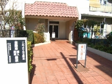 白鳥二番舘ダイヤモンドマンションエントランス｜大通りに面していいない、落ち着いた住環境です。