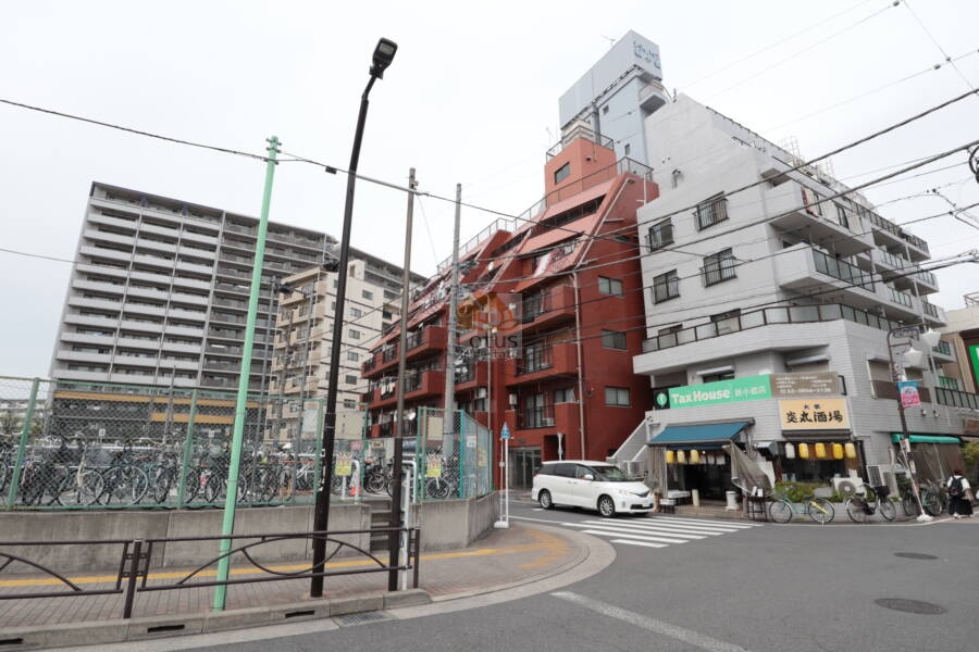パレス新小岩外観1｜パレス新小岩は昭和５９年築、６階建てのマンションです。新小岩駅から近く、周辺にはコンビニ、スーパー、飲食店があり便利な立地です
