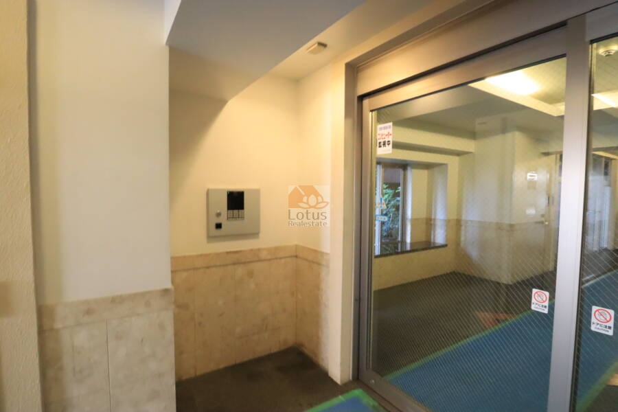 ライオンズマンション月島第２共用部2｜オートロック完備しています。
