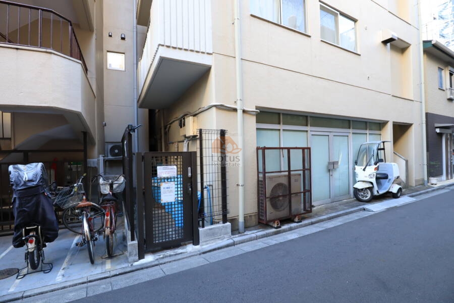 コンコード仲御徒町共用部3｜コンコード仲御徒町の裏手の様子です。近隣住民の暮らしが垣間見える、穏やかな路地に面しています。