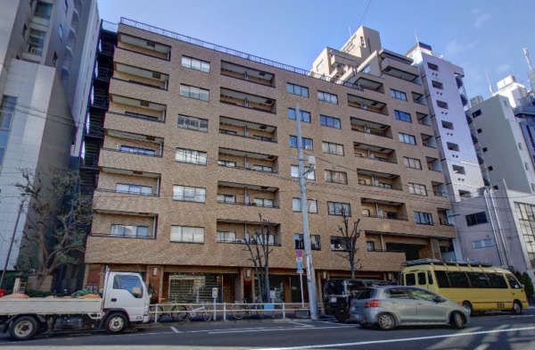 ドミール南青山外観１｜ドミール南青山は昭和５７年築、１３階建てのマンションです。骨董通り沿いにあります。表参道駅から徒歩１０分圏内です。