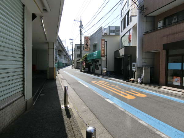 ライオンズステーションプラザ西葛西アプローチ5｜高架の沿いを歩きます。外側にも商店・飲食店が多数です。