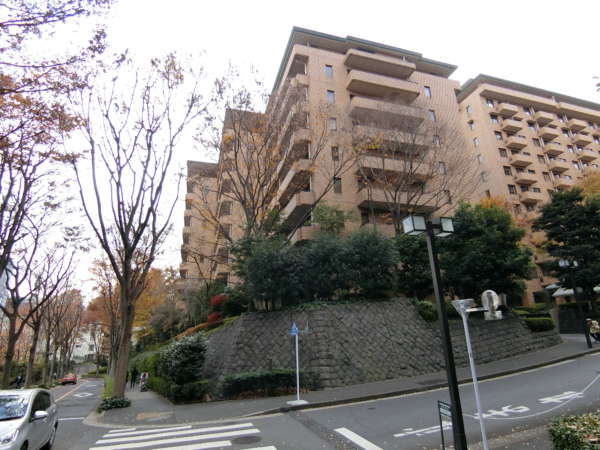 広尾ガーデンヒルズサウスヒル外観共用部2｜先ほどの案内板を左折したところにあるサウスヒルＤ棟を北側から見た外観です。