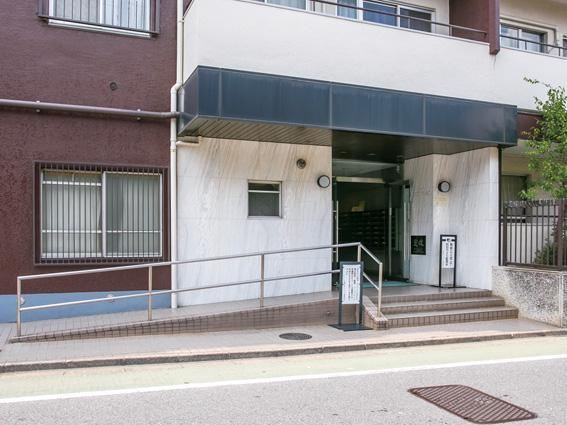 日商岩井上高田マンション2｜エントランスはスロープが設置されています。通りに面した見通しのよいところにあります。