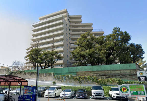 代官山マンション外観3｜代官山マンションは高台に立地する１３階建てのマンションです。昭和４６年築です。敷地内には駐車場があります。代官山、渋谷、恵比寿が生活圏です。