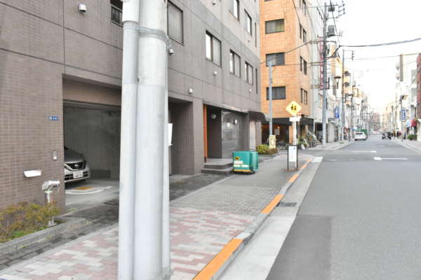 サンスターレ浅草橋アプローチ9｜道路を渡るとすぐサンスターレ浅草橋はあります。