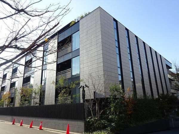 ウェリス有栖川外観１｜ウェリス有栖川は平成２５年築、５階建てのマンションです。有栖川公園にほど近く、広尾駅から徒歩５分圏内の閑静な住環境です。