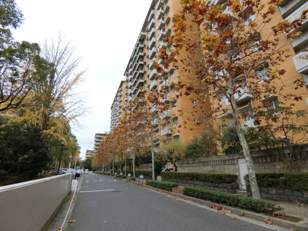 広尾ガーデンヒルズウエストヒル外観共用部3｜ウエストヒルの手前からＩ棟、Ｊ棟、Ｋ棟の外観。日赤病院の方向に向いています。