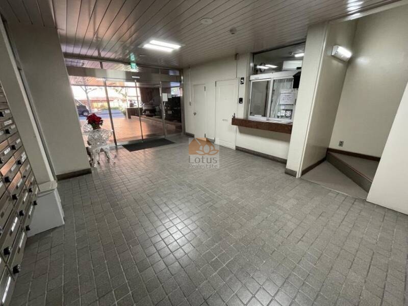 マンション三田共用部２｜エントランスにはオートロックは設置されていません。