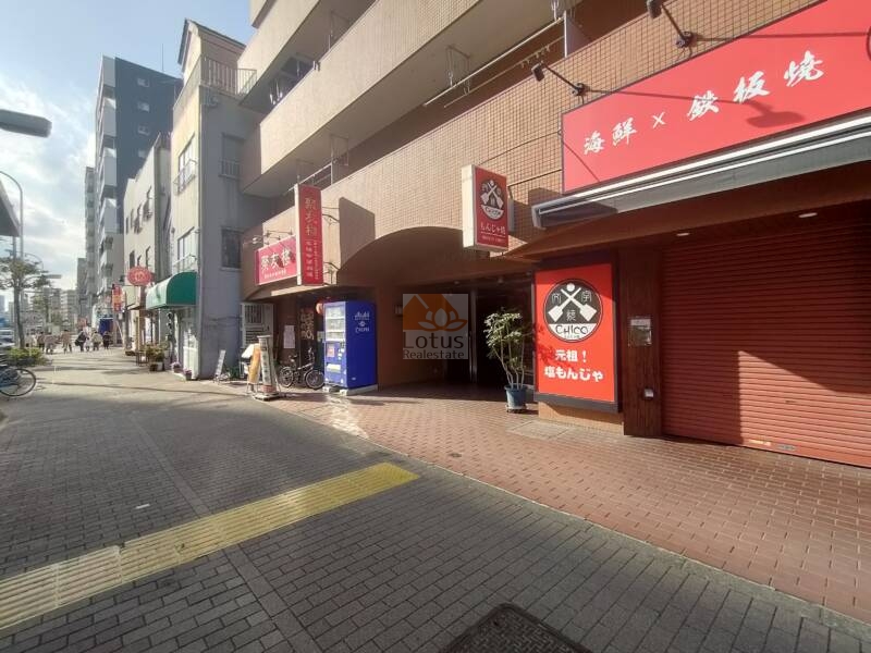 ヴェラハイツ吾妻橋店舗1｜１階部分には店舗があります。