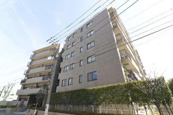 中野方南町グランドハイツ外観２｜中野方南町グランドハイツは平成７年築、８階建てのマンションです。方南町駅から徒歩１０分圏内の閑静な住環境です。近くにはドラッグストア、スーパーがあります。駅周辺には商店街があり、便利です。