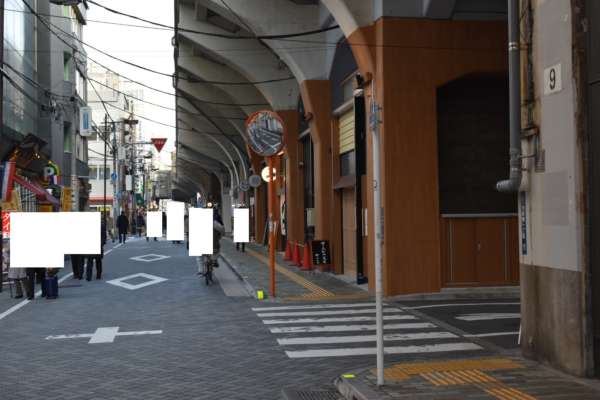 サンスターレ浅草橋アプローチ2｜駅の北側に出ますとガード沿いに東に進みます。耐震工事が進捗していて回収が終わったところから新規の商店が出店しています。