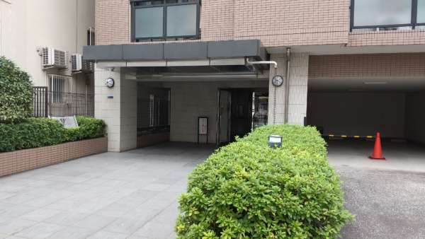 マイキャッスル押上外観共用部1｜エントランス周りの様子です。エントランスは見通しの良い表通りにあります。