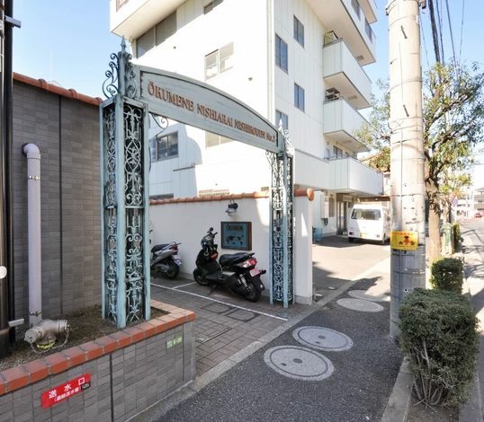 エクメーネ西新井西公園弐番館エントランス２｜日暮里舎人ライナー「西新井大師西」駅から徒歩5分の立地です。