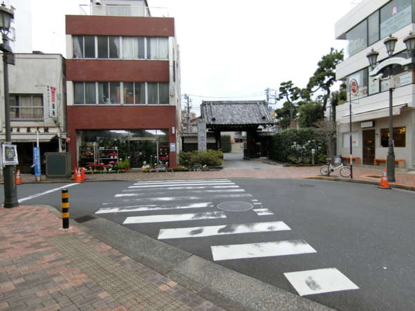 広尾フラワーホームアプローチ3｜道なりに左折します。