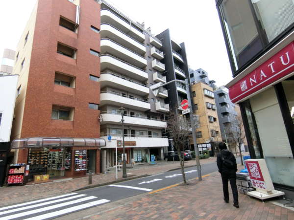 広尾フラワーホーム外観共用部2｜「ナチュラルローソン広尾5丁目店」のある角を右折します。