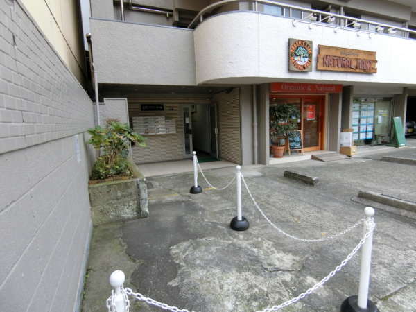 広尾フラワーホーム外観共用部3｜商店街・広尾散歩通りに面しています。