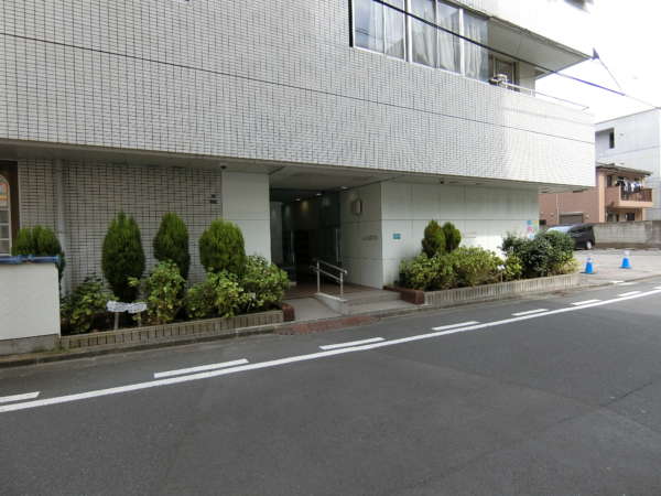 ＧＨマンション外観共用部3｜エントランスです。エントランスは路地から入ったところにあります。