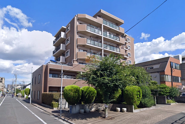 低層住宅が多いエリアの中で存在感を放ち、周囲の街路樹や植栽が落ち着いた雰囲気を添えています。藤和シティホームズ浮間公園は、平成10年築、8階建てのマンションです。