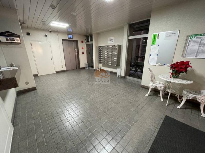 マンション三田共用部１｜エレベーターには防犯カメラが備えられています。