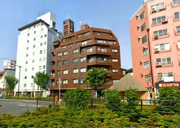元代々木桜苑マンション外観１｜元代々木桜苑マンションは昭和５７年築、７階建てのマンションです。山手通りに面しています。