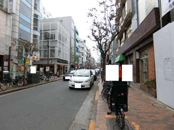 広尾フラワーホームアプローチ2｜外苑西通りから広尾散歩通りに入ります。