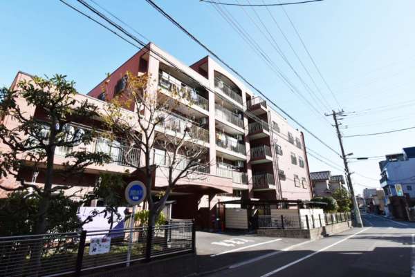 東和中央マンション外観５｜東和中央マンションは昭和５６年築、６階建てのマンションです。周辺には公園が点在する静かな住宅地です。すぐ近くに区立図書館があるので読書好きの方にはうれしいですね。