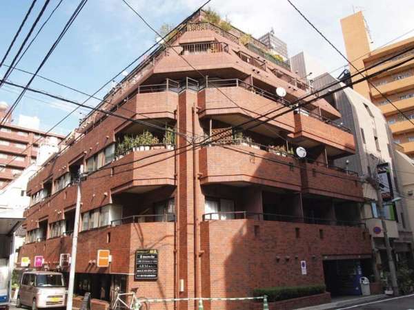 ロイヤルハイツ新宿御苑外観｜ロイヤルハイツ新宿御苑は昭和５９年築、７階建てのマンションです。新宿御苑から徒歩５分圏内の静かな住環境です。新宿駅も徒歩圏内です。