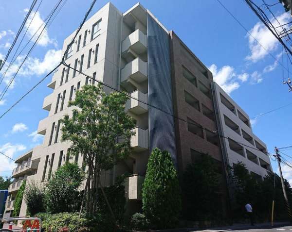 ブランズ富士見ヶ丘外観１｜ブランズ富士見ヶ丘は平成26年築、6階建てのマンションです。周辺は公園などあり緑の多い住環境です。