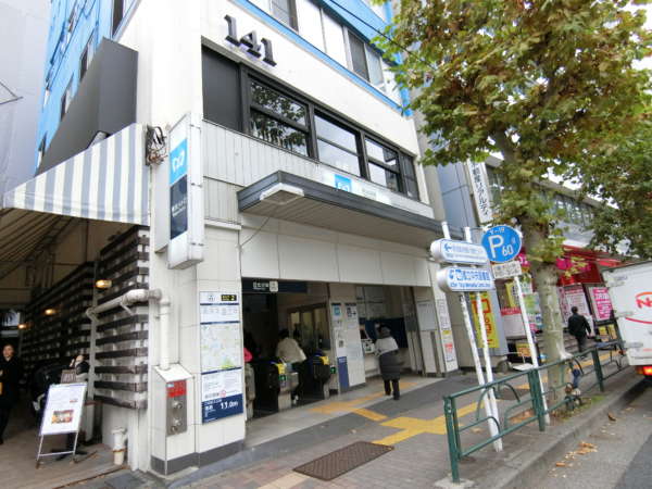広尾フラワーホームアプローチ1｜日比谷線「広尾」駅から外苑西通りにでます。