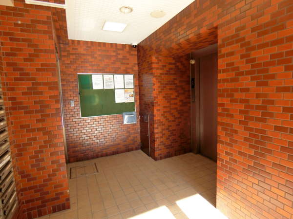 モナークマンション根岸外観共用部4｜エレベータもすぐ目の前の見通しの良いところです。