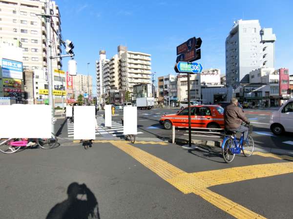 モナークマンション根岸アプローチ1｜モナークマンション根岸の最寄り駅は根岸です。２番出口もしくは３番出口になるでしょう。どちらでも近いです。駅前は大関横丁という交差点で、江戸通りと明治通りの交差点です。大きな交差点です。これを渡ります。