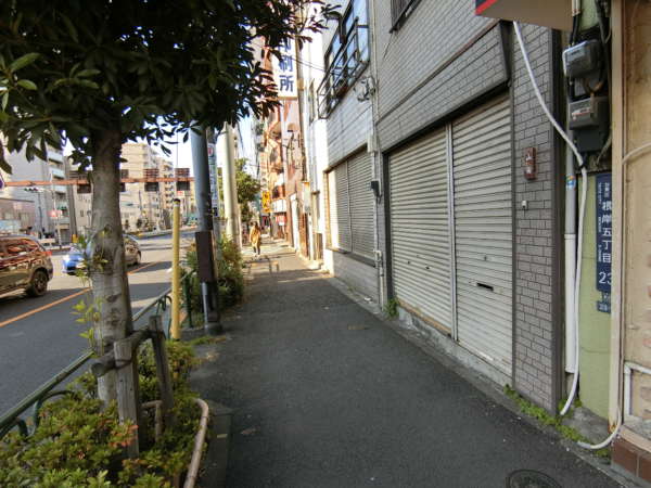 モナークマンション根岸アプローチ2｜明治通り沿いに西に進むとすぐです。じっさいのところ駅からも見えるぐらいの距離です。