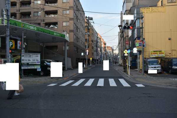 サンスターレ浅草橋アプローチ8｜浅草橋二丁目交差点に出ます。この交差点はわたります。左手のカーシェアポートが目印です。