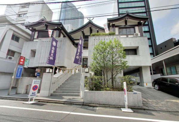 ソフィア六本木｜エントランスの隣に出雲大社東京への入り口があります。
