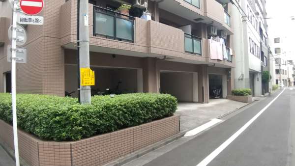 マイキャッスル押上外観共用部2｜駐車場が配置されています。