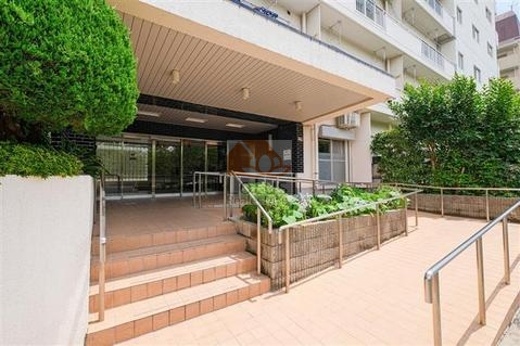 ダイアパレス東砂町Ａ棟エントランス１｜ダイアパレス東砂のエントランスにはスロープが完備されています。これにより、車椅子やベビーカーを使用する方々もスムーズに出入りすることができます。