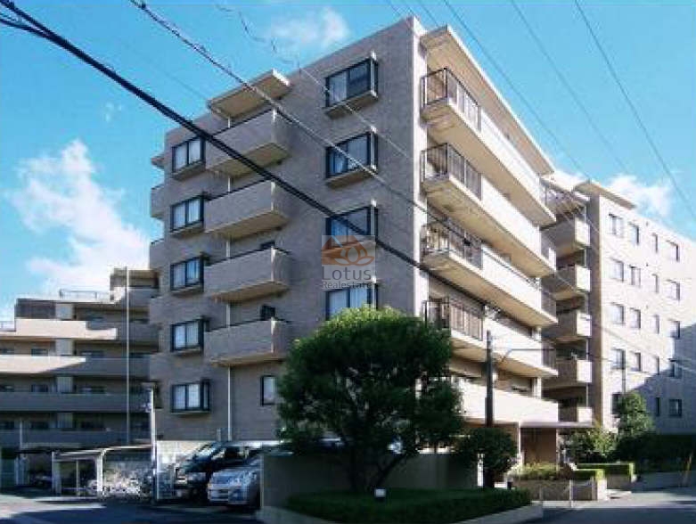 穏やかなベージュトーンの外壁が印象的で、街並みに自然に溶け込む佇まいです。南面に配されたバルコニーが整然と並び、光を受けて建物全体にやわらかな陰影を生んでいます。