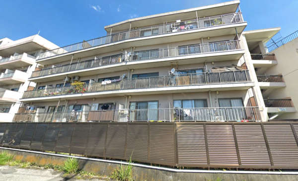 ゴールデンマンションは昭和３８年築、６階建のマンションです。エレベーターはありません。
南側には寺院があるので日当たり・眺望良好です。