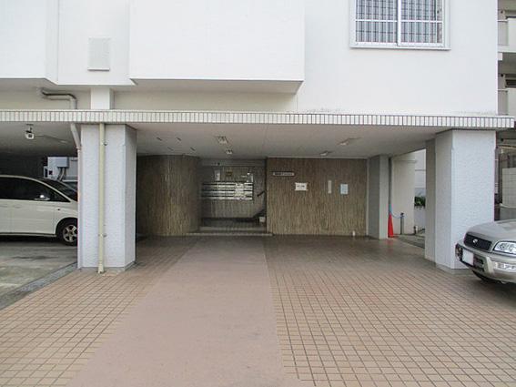 西荻窪マンションエントランス１｜アプローチの両側には、駐車スペースがあります。