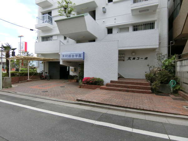 太陽コーポ外観共用部1｜館銘板です。